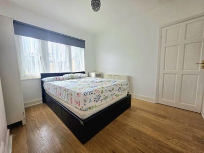 Available Immediately – 3 Bedroom Mid-Terrace Hous Main Photo