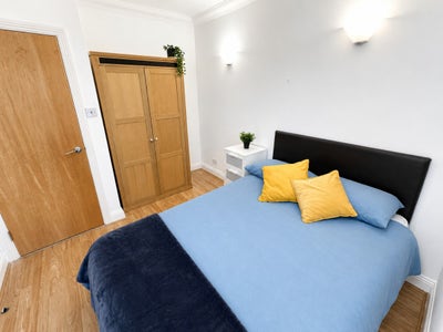 Bright Double Room 2 Min to Crossharbour Main Photo