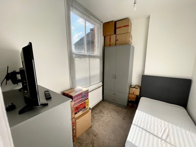 Bright single room in zone 2 NW Main Photo