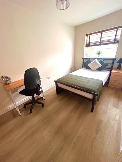 Spacious room in nice modern house, inc ALL BILLS Main Photo