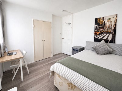 Bright Double Room with Desk - Pimlico Main Photo
