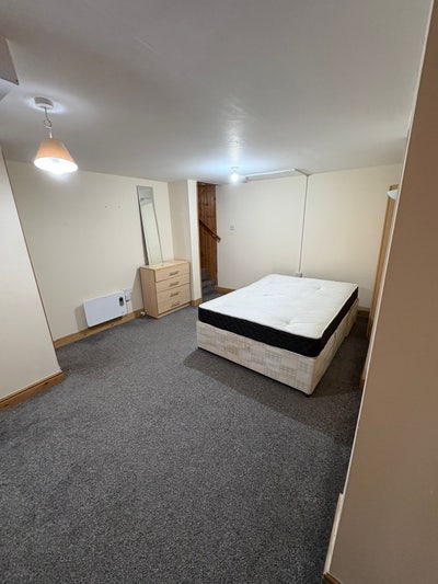 Ensuite Room Available in Hyde Park Main Photo