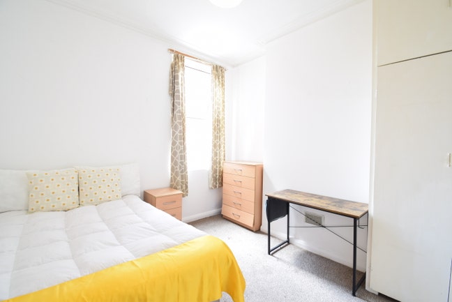 Great Value Room in Well-Maintained House Main Photo
