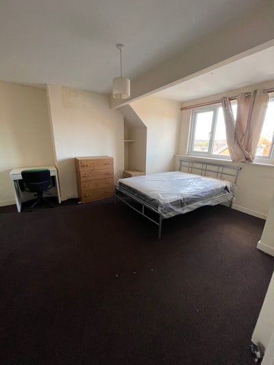 Stunning Room in LS12 Main Photo