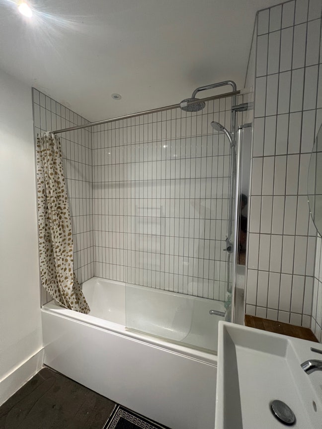 Room available in heart of Croydon  Main Photo