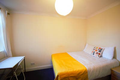 Large Room in Shared House – Fast Commute, No Hidd Main Photo