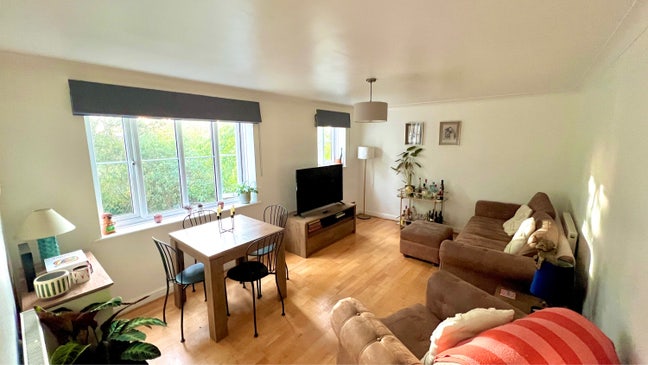 Sunny Double Room in Gated Community Main Photo