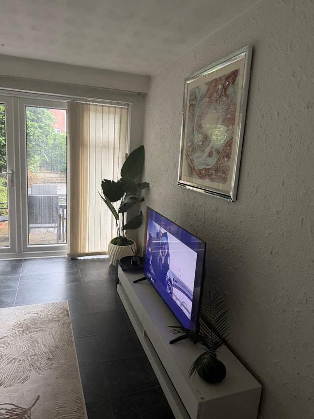One room in a 3 bed.  Main Photo