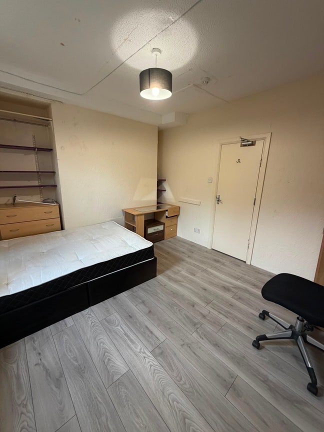 Rooms Available in Hyde Park Main Photo