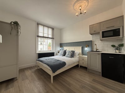 Stunning Studios & Double En-Suites -All Bills Inc Main Photo