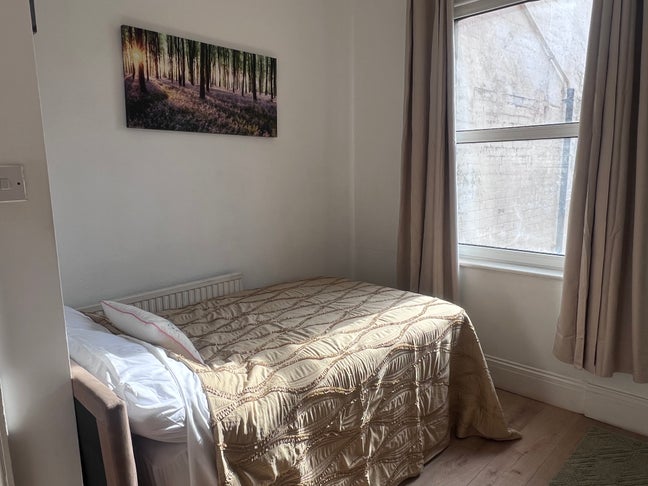 Room for One Person – Own Shower – All Bills Inclu Main Photo