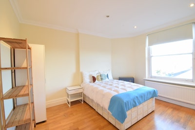 Double Room –  Close to shops and Station ! Main Photo