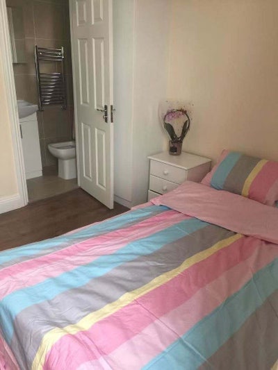 Luxury double bedroom en-suite full furnished Main Photo