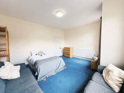 Huge room in Balham | Backyard with BBQ set Main Photo