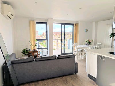 Large en-suite + Balconies |5 min Tooting Broadway Main Photo