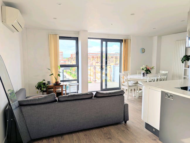 Large en-suite + Balconies |5 min Tooting Broadway Main Photo