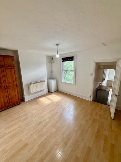 One bed flat 1100pcm Main Photo