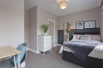 Large room with ensuite  (Be) Main Photo