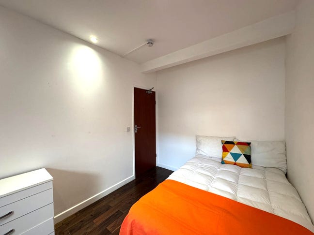 Spacious Double Room in Great Location! Main Photo