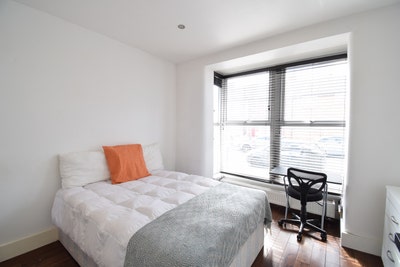 Spacious Double Room in Great Location! Main Photo