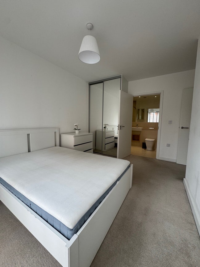      Large En-suite | Harold Wood Station  Main Photo