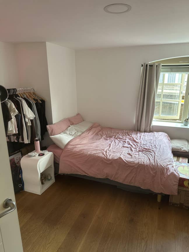 Spacious en-suite double room in modern flat Main Photo
