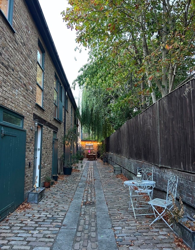Spare double room available on quiet mews Main Photo