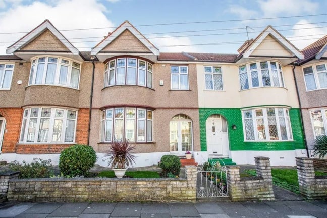 Spacious 3-Bedroom House to Rent in Seven Kings, I Main Photo