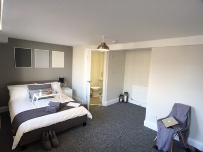 Double En Suite Room in Gateshead Main Photo