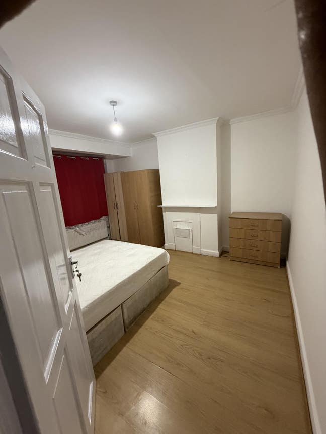 Beautiful Double Room for Rent in Housnlow  Main Photo