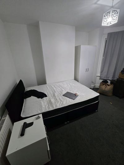 Large Double bedroom Furnished RG1 Main Photo