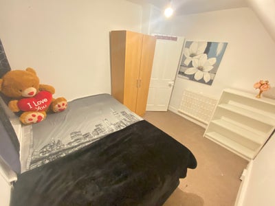 1 room available in 2 bedroom flat  Main Photo