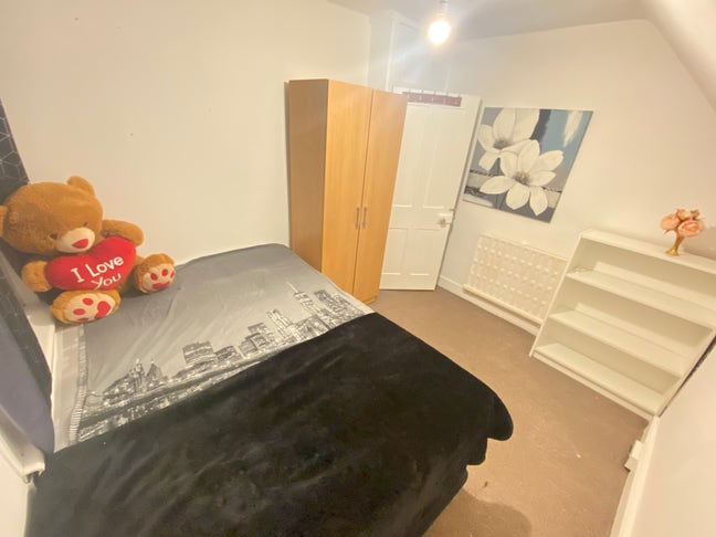 1 room available in 2 bedroom flat  Main Photo