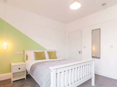 Large Double Ensuite - Lipson Road Main Photo