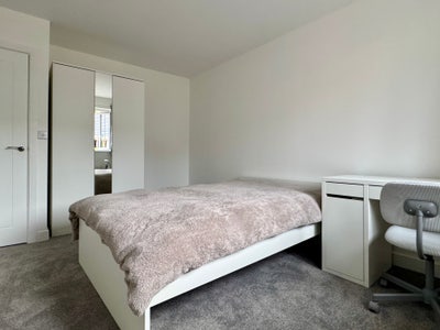 Nice Room in New Build House Main Photo