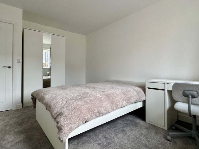 Nice Room in New Build House Main Photo