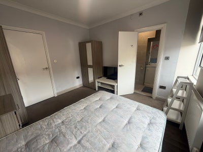Furnished studio Flat to rent- Harrow HA3 Main Photo