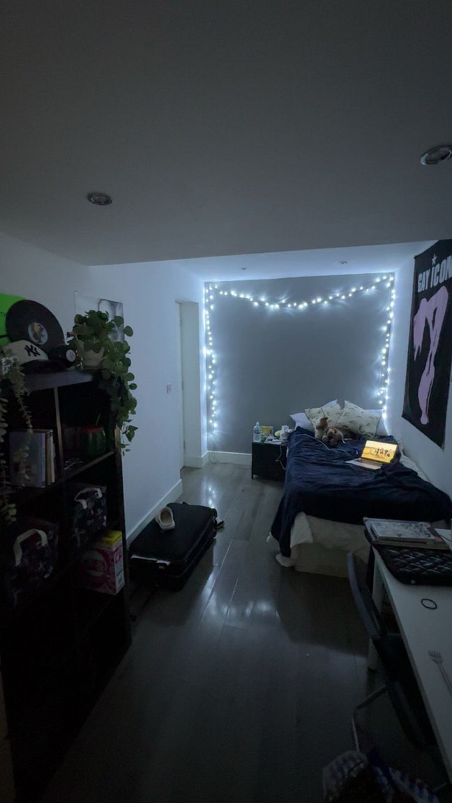 Looking for a student to move in to our house Main Photo