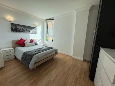 Spacious Ensuite Room |1 Min to DLR| Canary wharf Main Photo