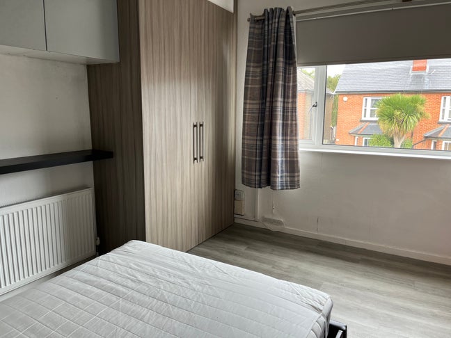 Double room in shared accommodation Main Photo