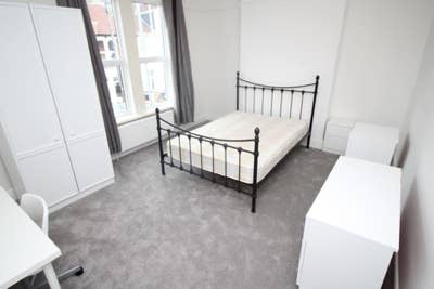 Very large double Rm available in a student house Main Photo