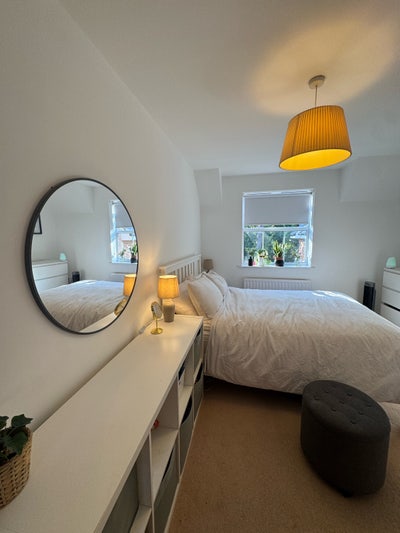 Lovely bedroom available with en suite available Main Photo