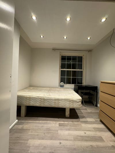Excellent double room available for single person Main Photo