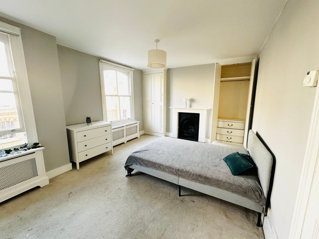 ** Best London Area** Spacious House Main Photo