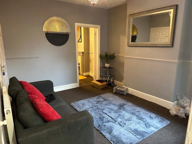 Refurbished Large 1 Bedroom Flat Main Photo
