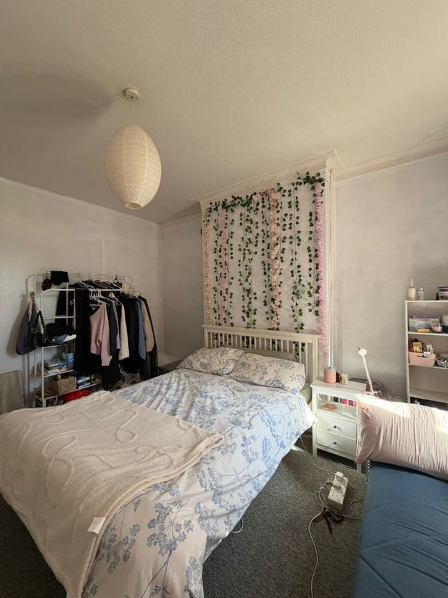 Spacious Female-Only Double Room | 15 Mins Walk to Main Photo