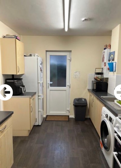 Quite double room. Bills included.near east 15 Main Photo