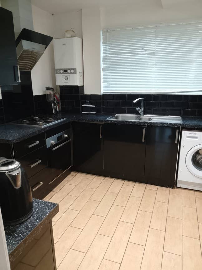 Large Double Room in a quiet & accesible location Main Photo