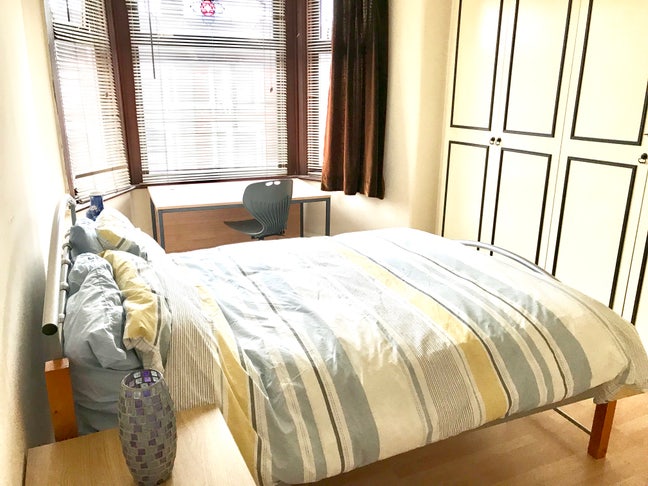 Large Double | Only 3 People Share 2 Bathrooms Main Photo
