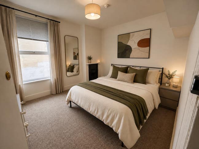Comfortable room in large house off Golding Road Main Photo